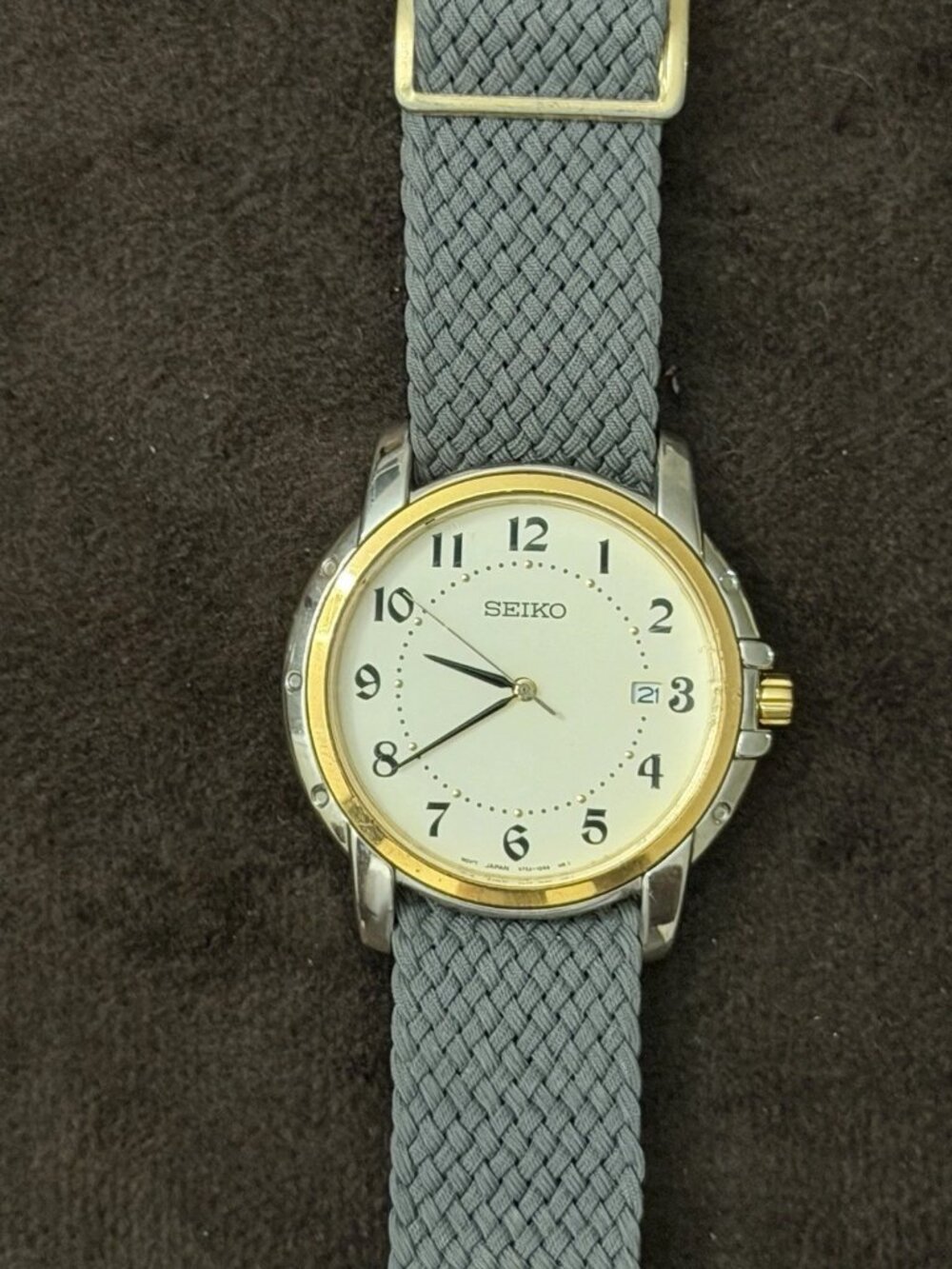 Seiko Quartz Analog Watch White Dial Date Gold Tone Bezel Gray Fabric Strap